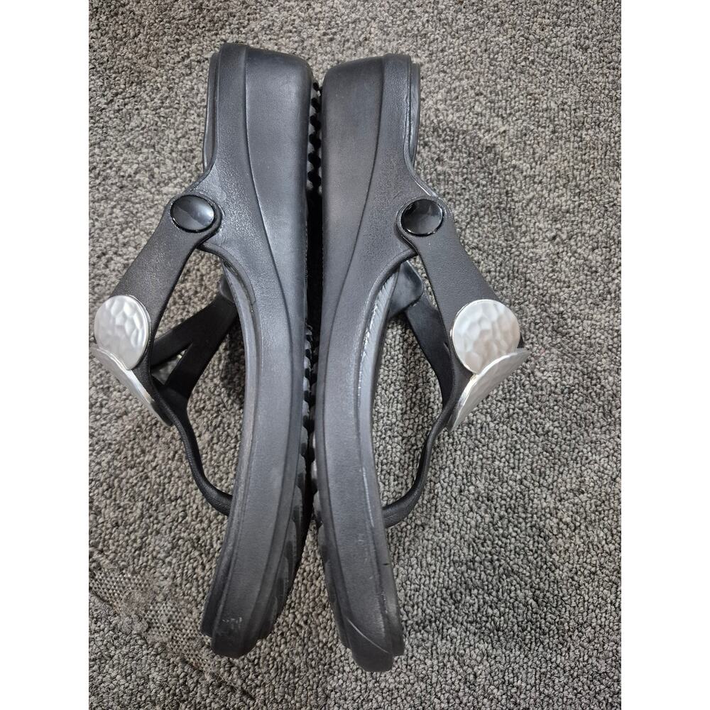Crocs Dual Comfort Black Thong Sandals Silver Hammered Medallion Women's W8 - Picture 4 of 5